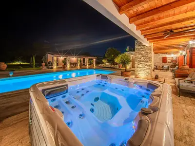 Villa für 10 Personen (520 m²) in Hrboki 2/10