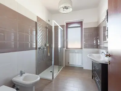 Badezimmer mit Dusche