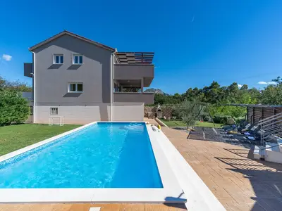Ein privater Pool 8m x 3,5 m mit Hydromassage