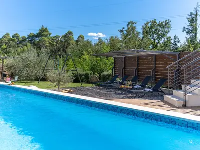 Ein privater 28 m2 großer Swimmingpool mit einem automatisierten Salzelektrolysesystem