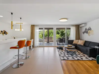 Ein moderner Wohnbereich mit TV, kostenfreiem WLAN, einem Sofa