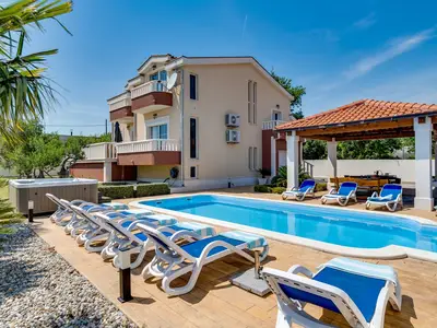 Moderne Villa Šuker mit privatem 30qm Pool, Jacuzzi, Fitnessraum, Sauna, 5 Schlafzimmer