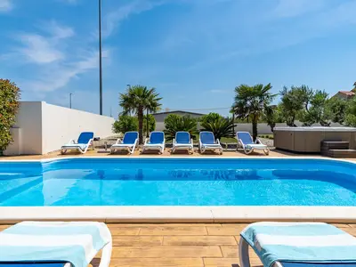 Villa Suker mit Jacuzzi, Pool, 5 Schlafzimmer, nah am Meer, max. 12 Personen