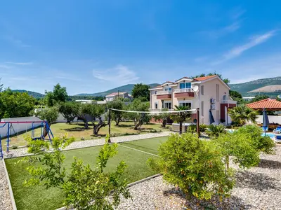 Perfekte Unterkunft für 10+2 Personen auf 1.150 qm Grundstück nur 7km von Trogir entfernt