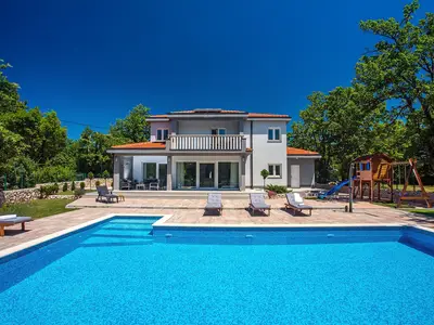 Privater 55 qm Pool mit großzügigem Sonnendeck mit 11 Liegestühlen