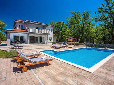 Villa Andrea mit 5 Schlafzimmern, 50 qm Pool, Fun-Zone, Spielplatz im Freien