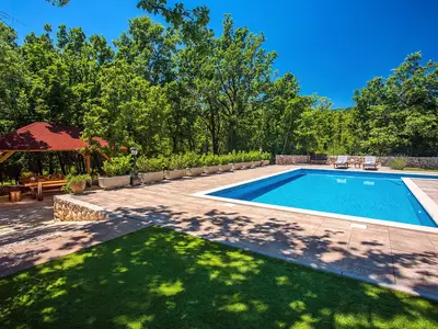 Privater 55 qm Pool mit großzügigem Sonnendeck mit 11 Liegestühlen