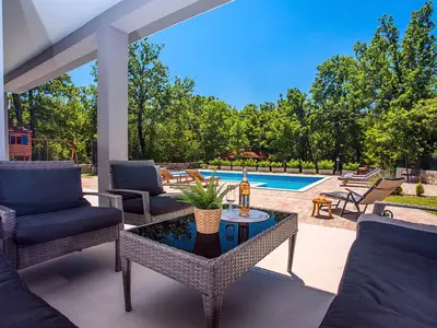 Lounge-Ecke im Freien mit Blick auf den erfrischenden Pool