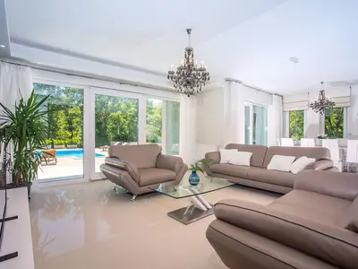 Sehr komfortables, klimatisiertes Wohnzimmer mit bequemen Sofas und einem Essbereich