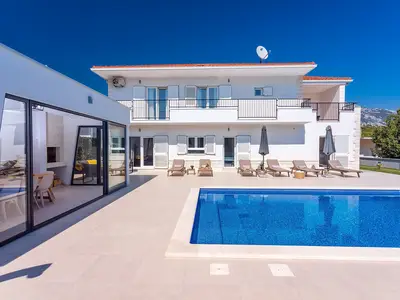 BRANDNEU!! VILLA ALMIC mit beheiztem Pool, Medienraum, Spielplatz