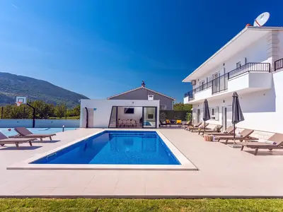 Privater 40 m2 großer beheizter Pool mit 8 Liegestühlen, Sommerküche mit Grill und Essbereich