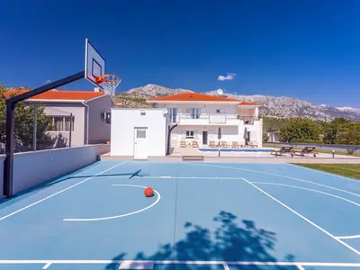 Ein riesiger Spielplatz mit verschiedenen Aktivitäten wie Basketball, Fußball oder Volleyball