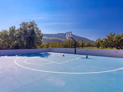 Spielen Sie mit Ihren Freunden oder Ihrer Familie Basketball auf dem riesigen Spielplatz