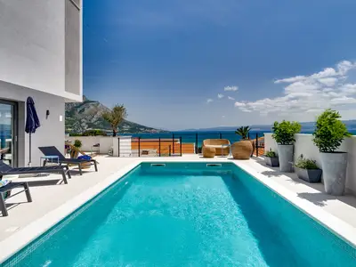 Brandneu! Villa mit Meerblick Mila mit 4 Schlafzimmern mit Bad, privatem Pool, finnischer Sauna, Laufband 
