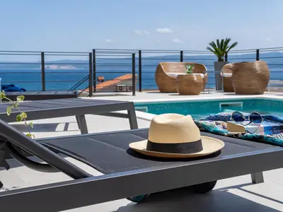 Ein Sonnendeck mit 6 Liegestühlen, eine gemütliche Lounge-Ecke