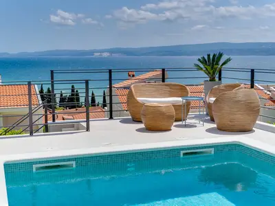 Ein Sonnendeck mit 6 Liegestühlen, eine gemütliche Lounge-Ecke