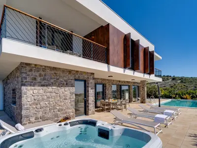 Villa Dolac ist eine 290 m2 große Villa mit 4 Schlafzimmern auf einem 680 m2 großen Privatgrundstück, das mit einem Parkplatz für 3 Autos verbunden ist.