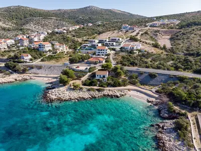 Der Außenbereich bietet einen privaten und beheizten Pool 7m x 5m, einen Outdoor-Whirlpool (Hot-Tub), eine Außendusche, 8 Sonnenliegen