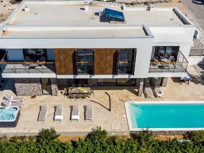 Der Außenbereich bietet einen privaten und beheizten Pool 7m x 5m, einen Außen-Whirlpool (Hot-Tub), eine Außendusche, 8 Sonnenliegen, einen überdachten Außen-Essbereich mit Grill (Gas).