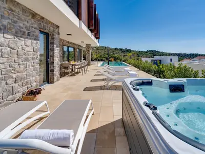 Die Aussicht vom Poolbereich ist auf das Dorf und auf das Meer