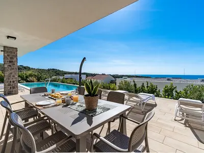 Der nächste Kiesstrand ist nur 150 m von der Unterkunft entfernt und bietet eine kristallklare Adria und die schönsten Aussichten auf den Sonnenuntergang.