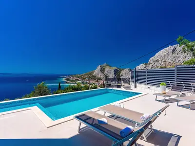 Sonnendeckbereich mit 8 Sonnenliegen und einer fantastischen Aussicht