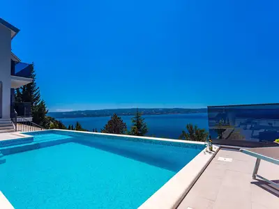 Outdoor bietet Ihnen ein 36 m2 großes beheiztes Schwimmbad mit einem flachen Teil