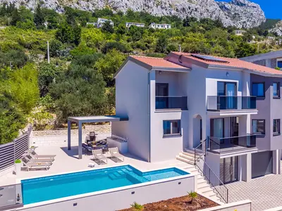 Die Villa verfügt über 7 Klimaanlagen im gesamten Haus, einen Medienraum und einen Billardraum