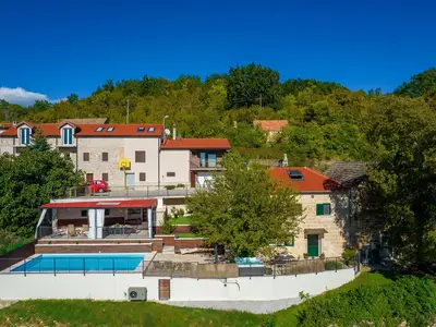 Die Villa Little Arya ist eine komplett renovierte Villa aus Stein, die im Vintage-Stil eingerichtet ist