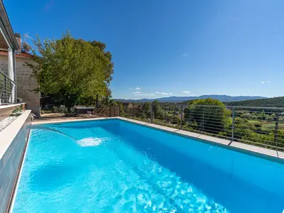 Die Villa Little Arya bietet von jeder Ecke des Außenbereichs aus einen atemberaubenden Blick auf das Tal und den Fluss Cetina