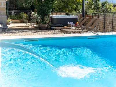 Der Außenbereich der Villa Little Arya bietet einen beheizten, privaten Pool von 8,5 x 4,6 m