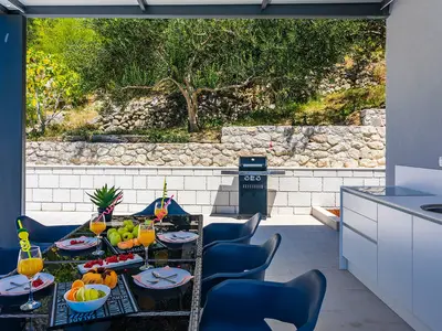 Grill ist neben der Sommerküche
