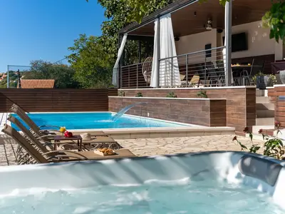 Traditionelles Steinhaus in der Nähe von Sinj mit freiem Blick auf das Flusstal von Cetina