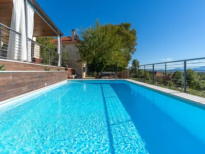 Villa Little Arya mit beheiztem Pool, Whirlpool und 4 Schlafzimmern