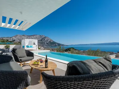 Der Sitzbereich im Freien befindet sich neben dem Pool und bietet einen herrlichen Meerblick.