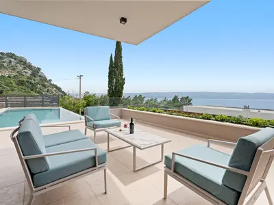 Die Villa bietet einen offenen Panoramablick auf das Meer in einer ruhigen und privaten Umgebung