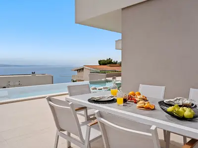 Es gibt einen geräumigen überdachten und nicht einsehbaren Bereich mit einer Lounge-Ecke