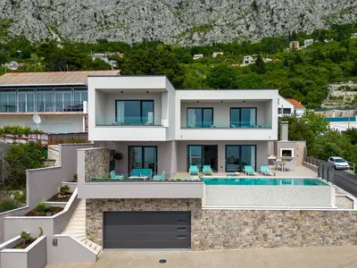 Die Villa verfügt über 5 Klimaanlagen im gesamten Haus, einen Medienraum und einen Billardraum mit Tischtennisplatte