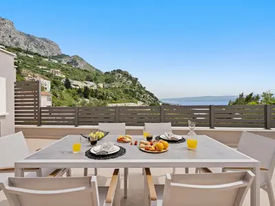 Die Villa Una bietet einen Essbereich im Freien mit herrlichem Meerblick.