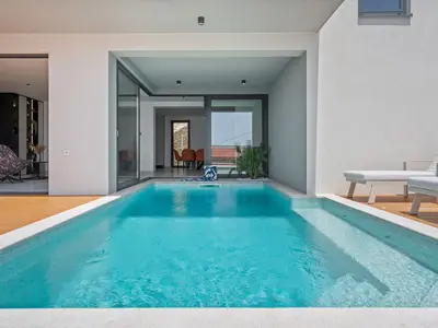 Ein 19,5 m2 großer Privatpool mit Hydromassage und chlorfreiem Wassersystem, das sanft und viel gesünder für Ihren Körper ist