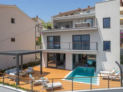 Die Seaview Villa Calma bietet sehr komfortable Unterkunft für 10 Personen in 5 Schlafzimmern mit eigenem Bad