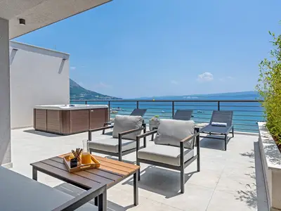 Die oberste Etage bietet eine Terrasse mit Whirlpool, Liegestühlen und einer überdachten Lounge-Ecke