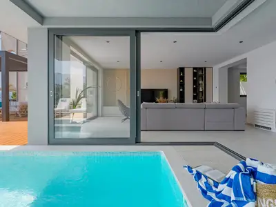 Der Außenbereich ist vom Wohnbereich aus zugänglich und bietet einen privaten 6,5 x 3 m großen Swimmingpool mit Hydromassage und chlorfreiem Wasser.