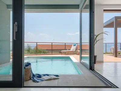 Esszimmer und Wohnzimmer sind durch Glasschiebetüren mit dem Swimmingpool und dem Sonnenbereich verbunden