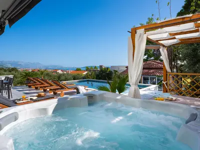 Privater Whirlpool mit Blick auf den Poolbereich