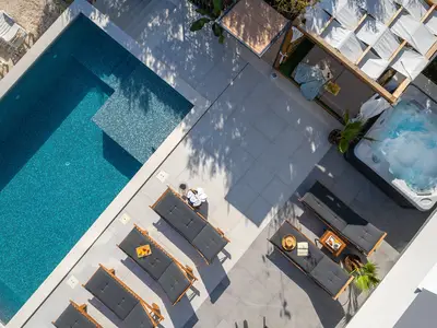 Privaten 8 x 5 m großen Pool und einen daneben liegenden Whirlpool (Jacuzzi)
