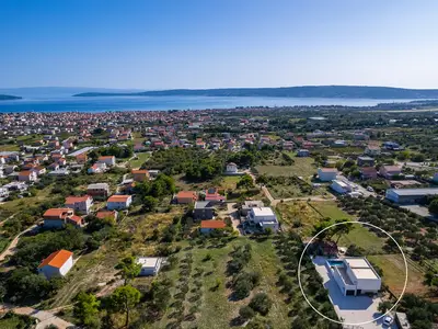 Ruhige und friedliche Gegend von Kaštel Novi mit Meerblick vom Grundstück