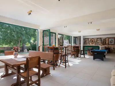 VILLA Nr.1 bietet eine geräumige, verglaste Terrasse mit Billard und Dart-Spiel