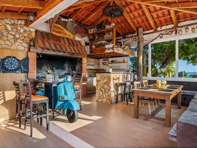 Sommerküche mit Grill (Holz/Holzkohle)
