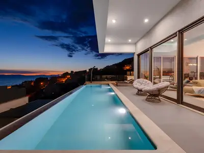 Villa Gray mit 4 Schlafzimmern, beheiztem Pool, Sauna, Medienraum, Meerblick